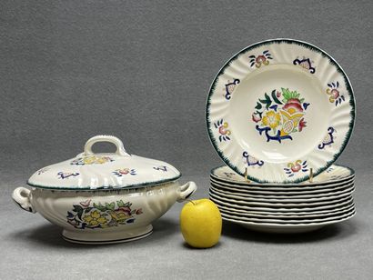 Longwy. 
Soupière et douze assiettes à soupe...