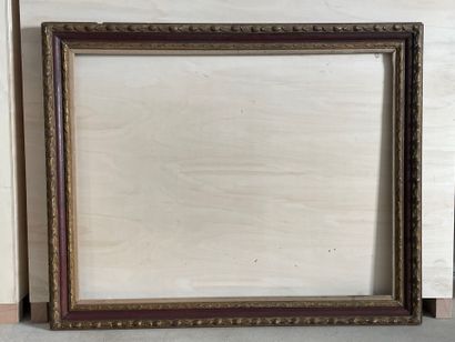 Grand cadre en bois et stuc. 
Dim. intérieur:...