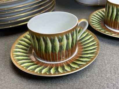 Deux petits cartons de porcelaines: tasses,...