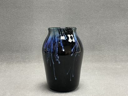 Georges Castelino (XX°). 
Vase en verre noir...