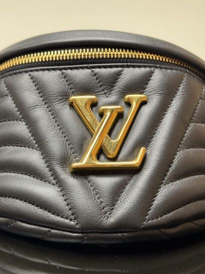 LOUIS VUITTON
Black leather fanny pack. Bum...