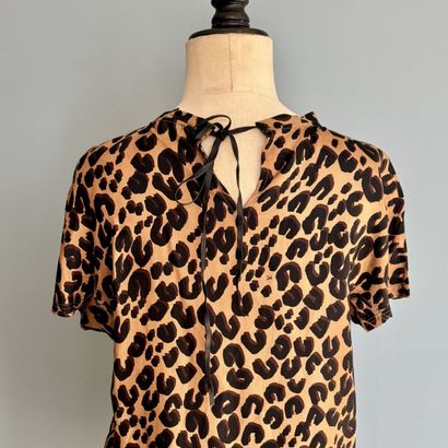 LOUIS VUITTON 
Navy blue T-shirt, 100% cotton,...