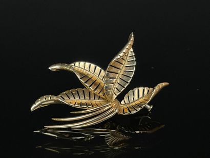 Gold leaf brooch.
750°/00 gold.
6 x 4 cm.
weight:...