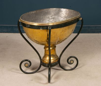 Brass brazier on wrought-iron base. 
71 x...
