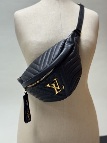 LOUIS VUITTON
Black leather fanny pack. Bum...