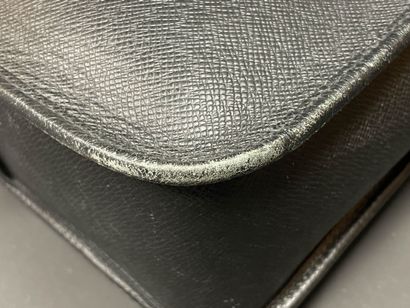 Louis VUITTON 
Mixed shoulder bag in black...