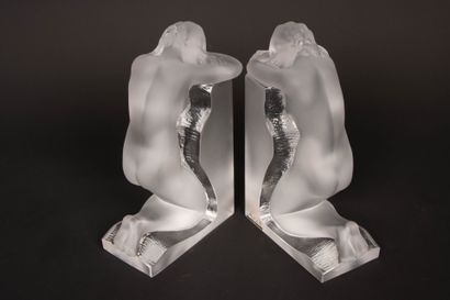 LALIQUE France.
Paire de serre-livres 