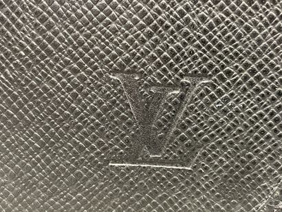 Louis VUITTON 
Mixed shoulder bag in black...