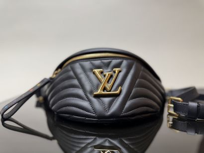 LOUIS VUITTON
Black leather fanny pack. Bum...