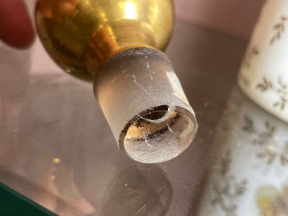 GUERLAIN 
Flacon cylindrique en opaline,...