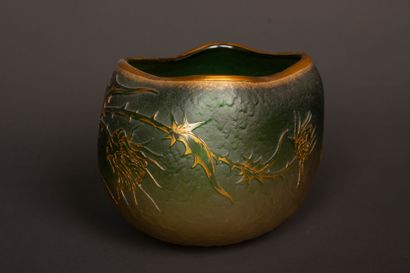 DAUM: 
Vase en cristal vert à décor gravé...