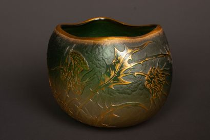 DAUM: 
Vase en cristal vert à décor gravé...
