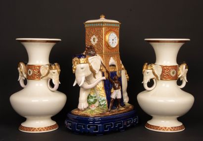 GIEN
Importante garniture à l'éléphant.
Composée...