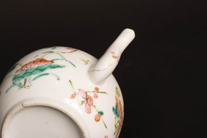 Théière en porcelaine de Chine et support...