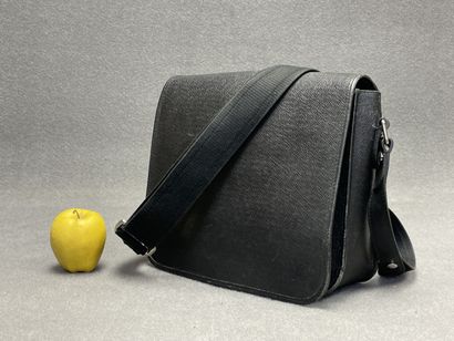 Louis VUITTON 
Mixed shoulder bag in black...