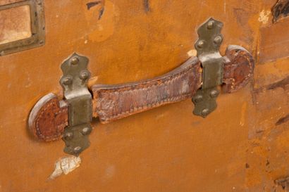 MOYNAT Malle de voyage en bois recouverte...