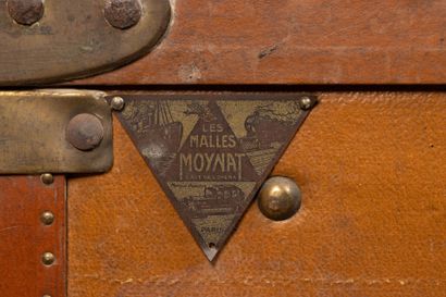 MOYNAT Malle de voyage en bois recouverte...