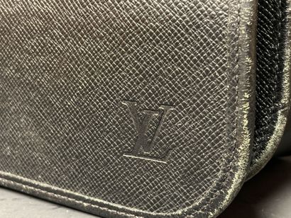 Louis VUITTON 
Mixed shoulder bag in black...