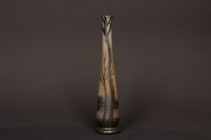 MULLER Frères.
Vase soliflore en verre dégagé...