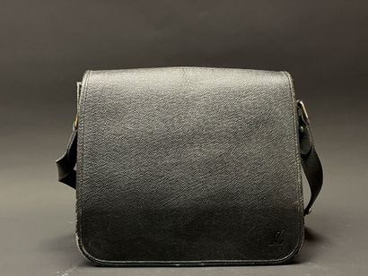 Louis VUITTON 
Mixed shoulder bag in black...