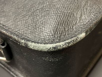 Louis VUITTON 
Mixed shoulder bag in black...