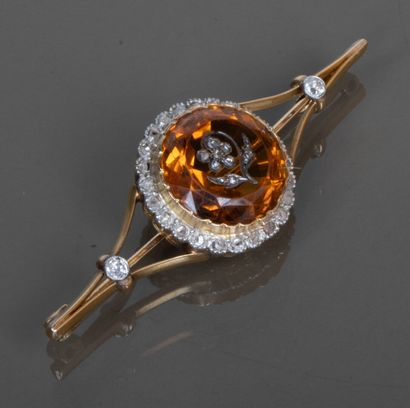 Brooch in 750°. gold set with a topaz or...