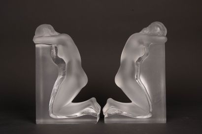 LALIQUE France.
Paire de serre-livres 