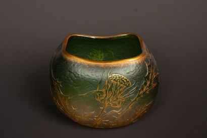 DAUM: 
Vase en cristal vert à décor gravé...