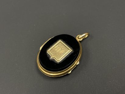 Gold and onyx medallion pendant.
750/°° gold
2.5...