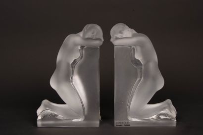 LALIQUE France.
Paire de serre-livres 