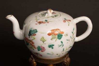 Théière en porcelaine de Chine et support...