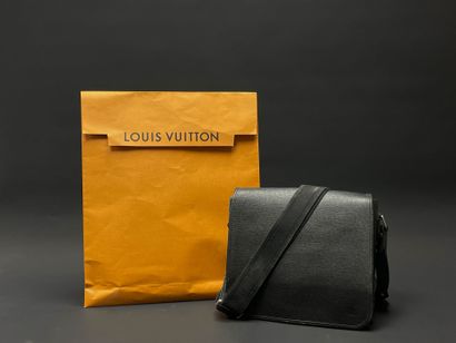 Louis VUITTON 
Mixed shoulder bag in black...