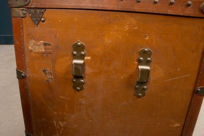 MOYNAT Malle de voyage en bois recouverte...
