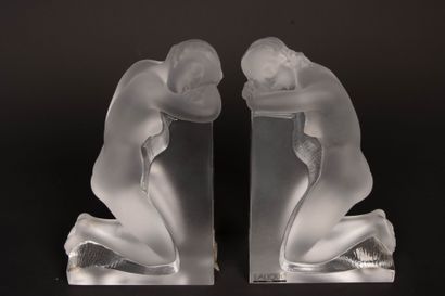 LALIQUE France.
Paire de serre-livres 