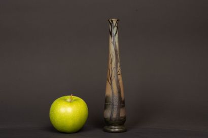 MULLER Frères.
Vase soliflore en verre dégagé...