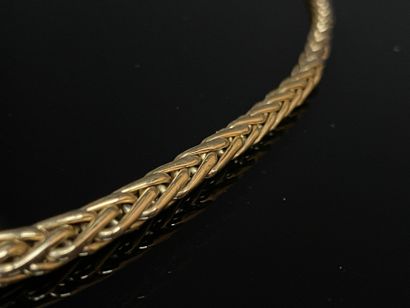 Gold necklace with falling ears of corn.
750°/00...