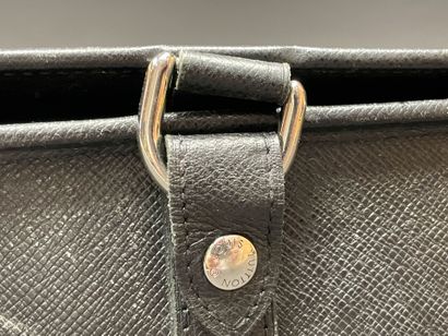 Louis VUITTON 
Mixed shoulder bag in black...