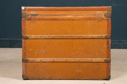 MOYNAT Malle de voyage en bois recouverte...