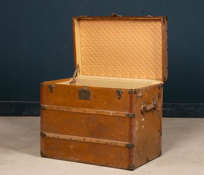 MOYNAT Malle de voyage en bois recouverte...