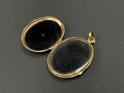 Gold and onyx medallion pendant.
750/°° gold
2.5...