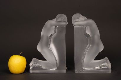 LALIQUE France.
Paire de serre-livres 