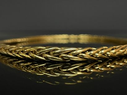 Gold necklace with falling ears of corn.
750°/00...