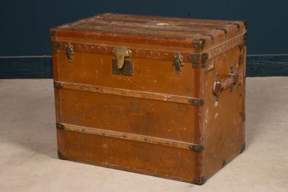 MOYNAT Malle de voyage en bois recouverte...