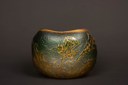 DAUM: 
Vase en cristal vert à décor gravé...