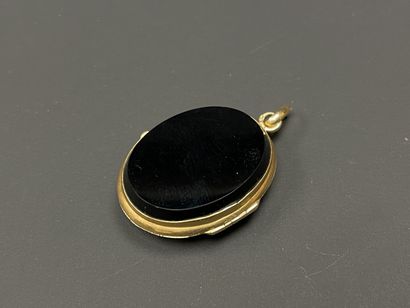 Gold and onyx medallion pendant.
750/°° gold
2.5...