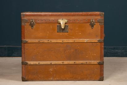 MOYNAT Malle de voyage en bois recouverte...