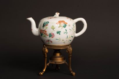Théière en porcelaine de Chine et support...