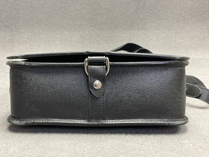 Louis VUITTON 
Mixed shoulder bag in black...