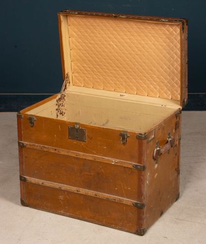 MOYNAT Malle de voyage en bois recouverte...