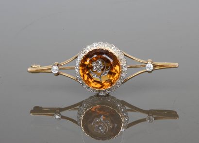 Brooch in 750°. gold set with a topaz or...
